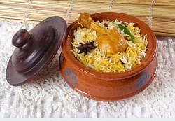 বাসমতি কাচ্চি (মাটির হাঁড়িতে পরিবেশিত) 