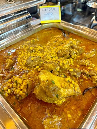 একটি প্লেটে সাজানো তৃপ্তির সবটুকু আয়োজন। আমাদের বিশেষ বাসমতি কাচ্চি, শাহী চিকেন রোস্ট, জালি কাবাব আর সাথে ঠান্ডা বাদাম শরবত বা বোরহানি—সব মিলিয়ে এক রাজকীয় ভোজ। প্রিয়জনের সাথে আড্ডা আর সেরা স্বাদের এই মেলবন্ধন মিলবে কেবল আমাদের এখানে।