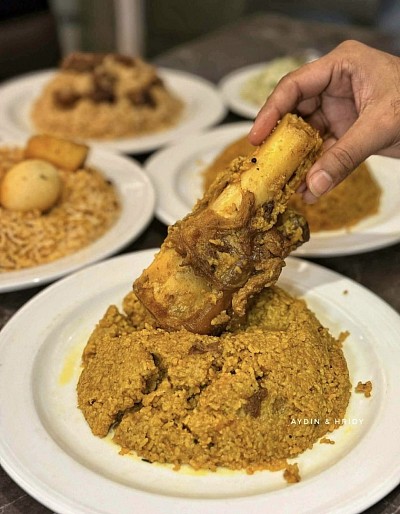 তৃপ্তির নতুন সংজ্ঞা নিয়ে এলো আমাদের এই স্পেশাল নলি ভুনা খিচুড়ি। সরু চালের ঝরঝরে ভুনা খিচুড়ির সাথে যখন যুক্ত হয় একদম নরম আর জুসি খাসির নলি, তখন তৈরি হয় এক অতুলনীয় স্বাদ। প্রতিটি কামড়ে মশলার সুবাস আর হাড়ের ভেতরকার মালাইয়ের (Marrow) মেলবন্ধন আপনাকে দেবে এক আভিজাত্যপূর্ণ ভোজন অভিজ্ঞতা। যারা খাসির মাংসের আসল স্বাদ খুঁজছেন, তাদের জন্য এই ডিশটি আমাদের বিশেষ নিবেদন।